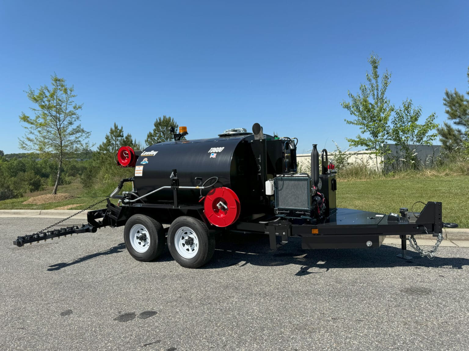 imgLeeBoy TD600 vs. Tack Tanks: Choosing the Right Asphalt Tack Distributor